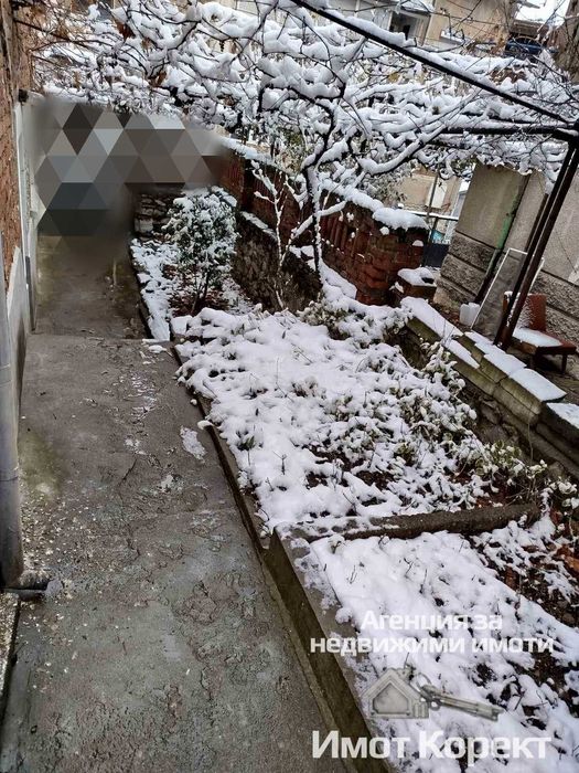 Имот Корект продава Етаж от къща,1/2 таван, 1/2 партер и 1/2 таван