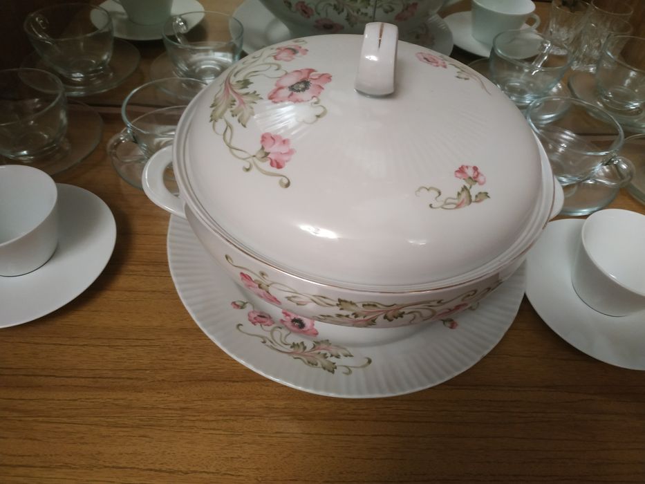 Продается фарфоровая супница с подносом.