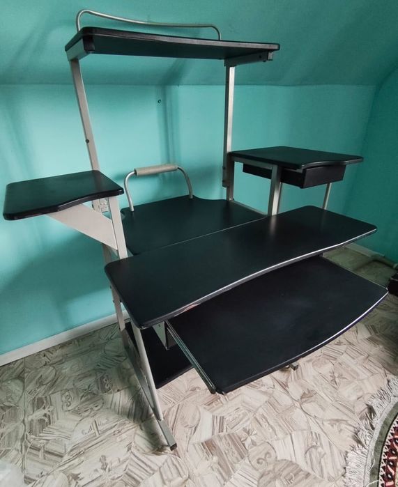 Продам компьютерный стол