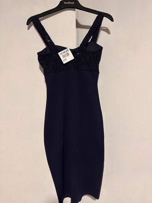 Елегантна тъмносиня рокля