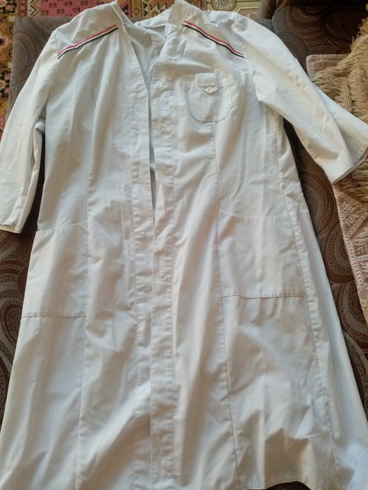 Отдам за шоколадку 2 белых халата