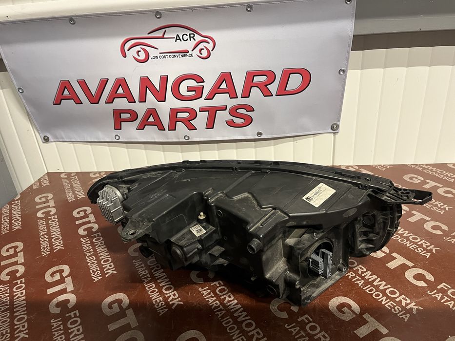 4 броя ляв и 3 броя десен фар Volvo XC90 2 2016-