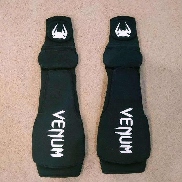 Спорт ( шлем,щитки)