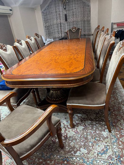 Элитный классический обеденный гарнитур (стол + 10 стульев + витрина)