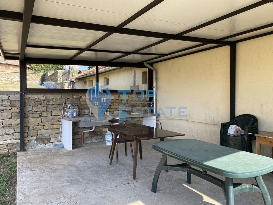 Масивна тухлена къща в с. Вишовград, област Велико Търново