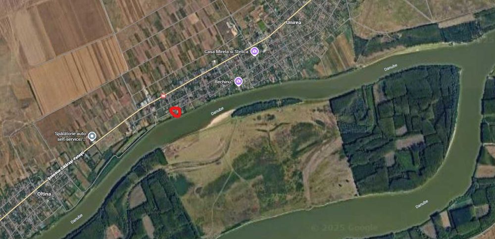 Vand teren intravilan cu deschidere la apa, asfalt, utilitati