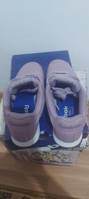 Vând adidași Reebok