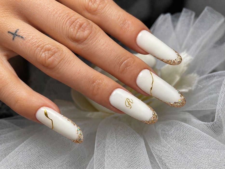 Realizez manichiură gel și semi