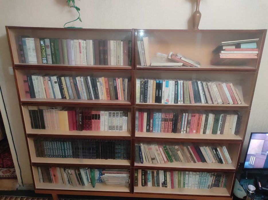 Продаются книги с полками