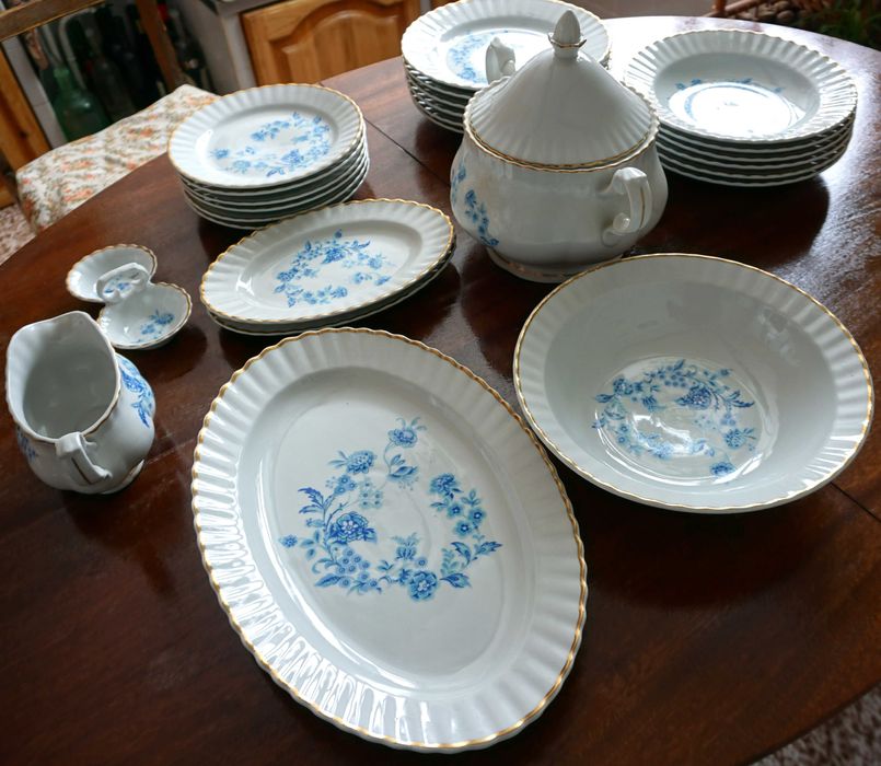 Сервиз за хранене-порцелан със златен кант, български-26 части