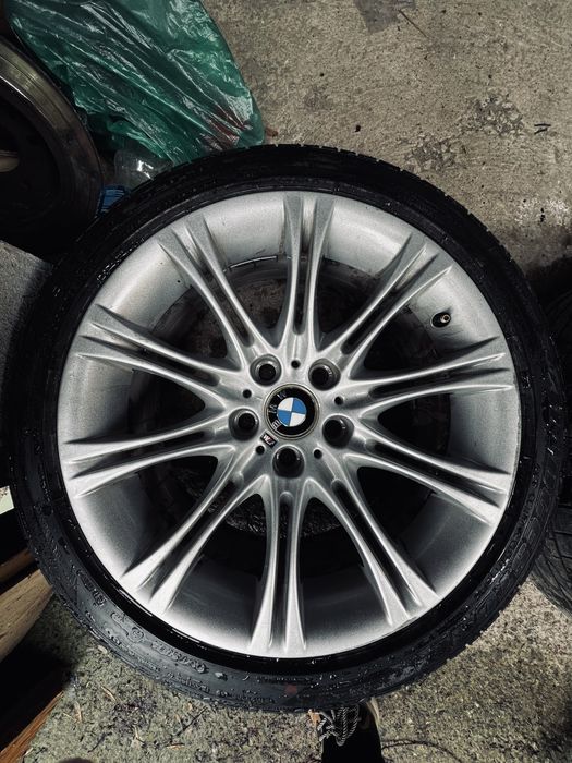 Продам комплект оригинальных дисков BMW с резиной