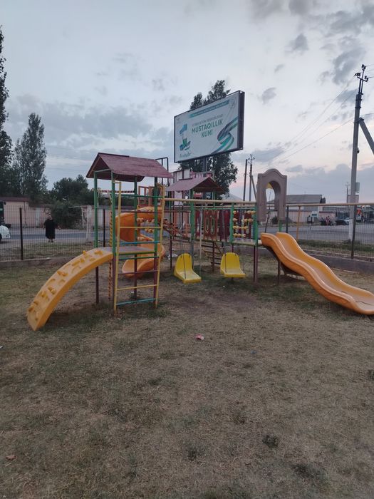 Болалар майдончаси. Качели