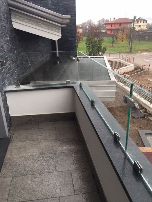 Стеклянний перилла, Стеклянний перегародка