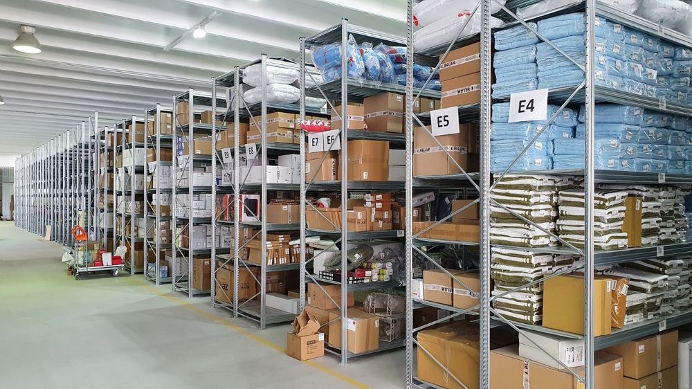 Rafturi metalice depozitare manual cu polite