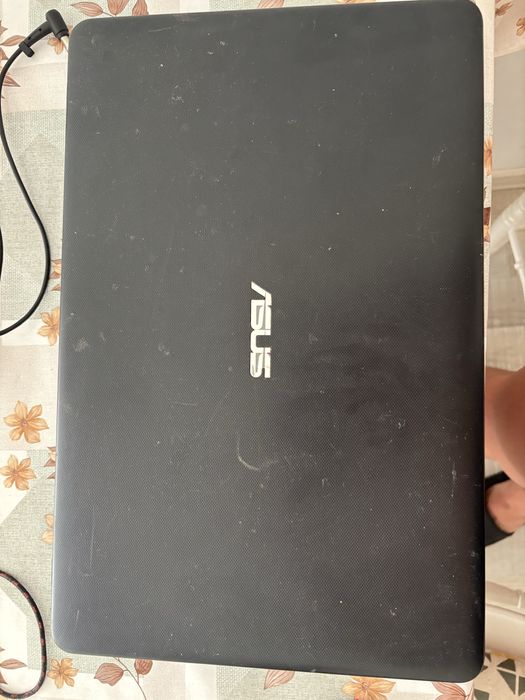 лаптоп asus с зарядно