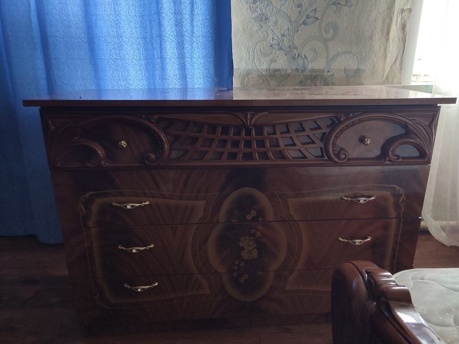 Продам спальный гарнитур