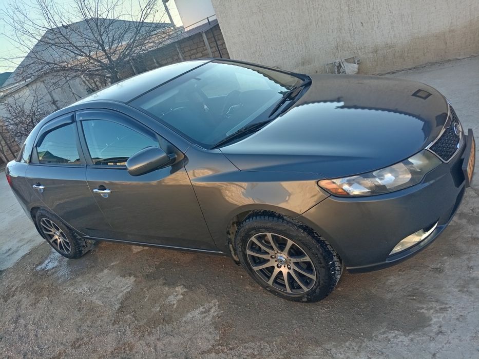 Машина Киа серато