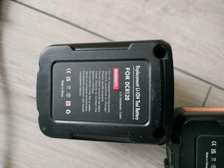 Încărcător dewalt și acumulatori 10,8-12 volți