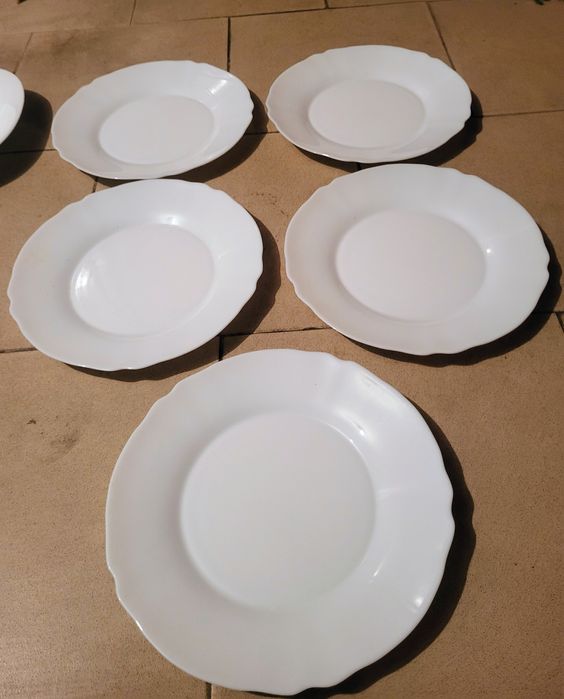 Продавам порцеланови и стъклени чинии и статуетки