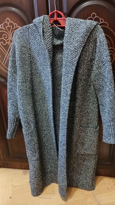 Продам два женских шерстяных кардигана