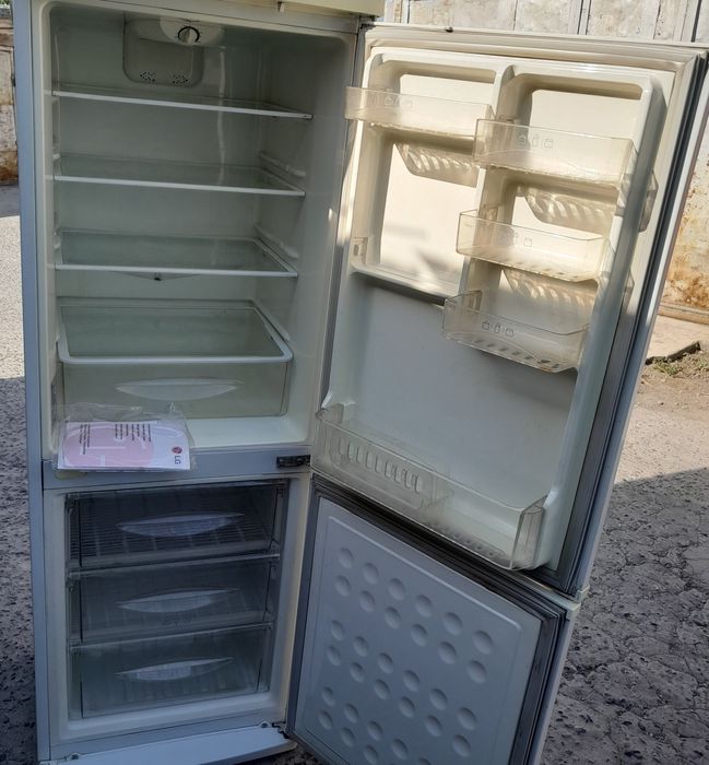 Продаётся  Холодильник Лж, заводской.