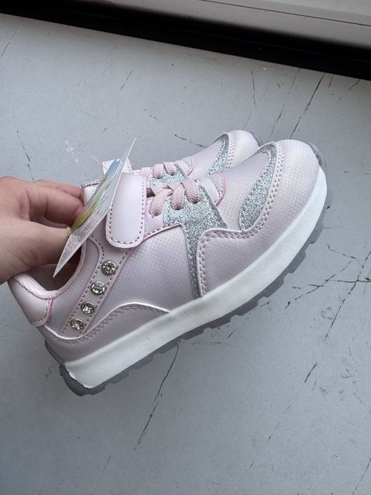 Новые кроссовки для девочек