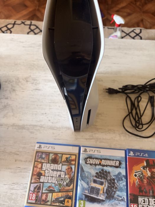 продавасе playstation5 slim със 4 игри