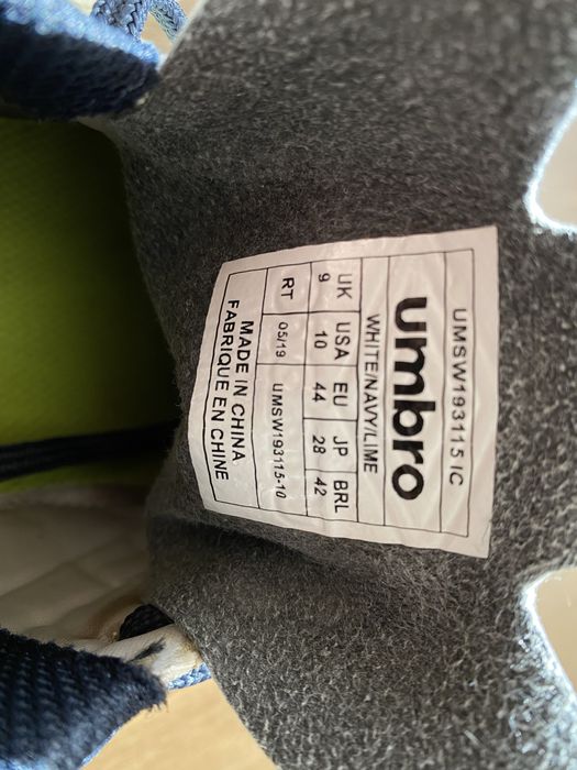 Футболни обувки за зала