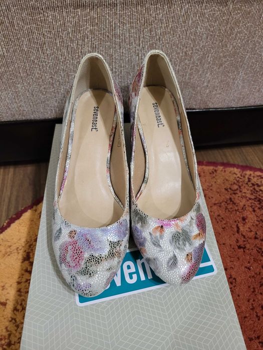 Pantofi model floral