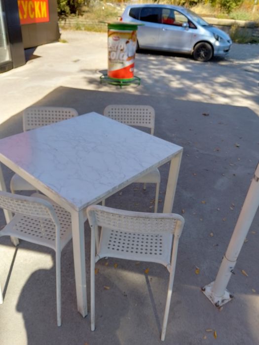 Продавам осем комплекта маси и столове