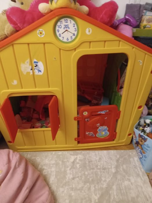 Детска къщичка за игра и масичка с две пейки