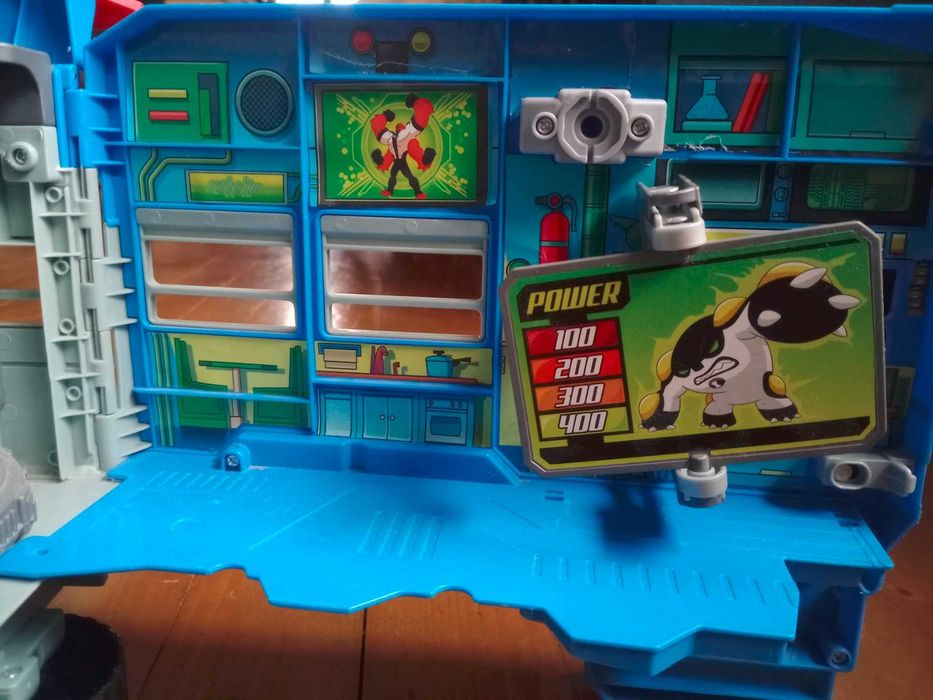 BEN10 / Бен Тен Каравана, ръкавица, самолет и фигурки