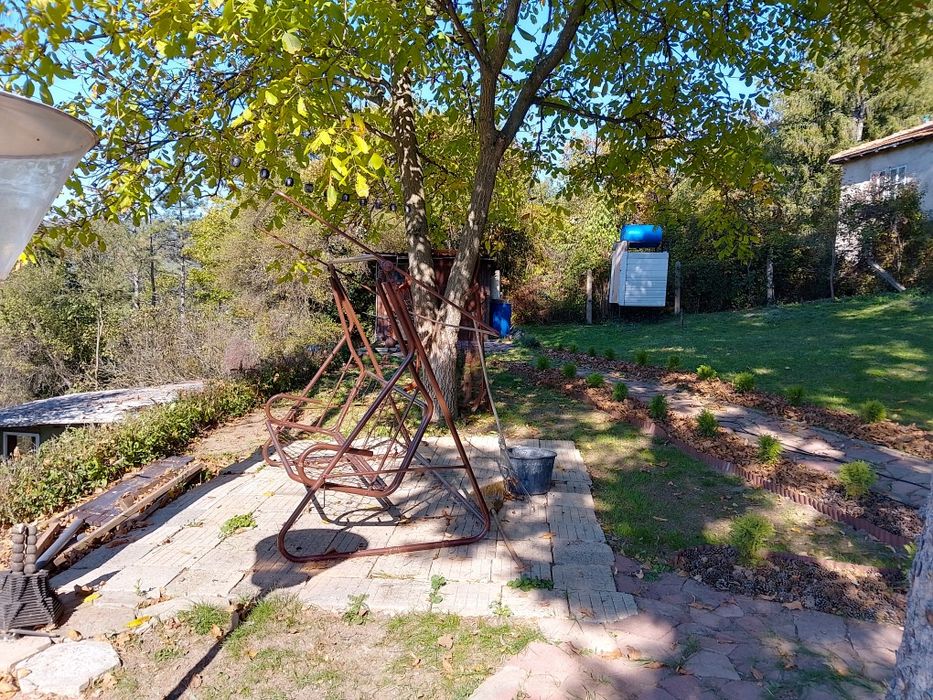 Продавам вила в гората