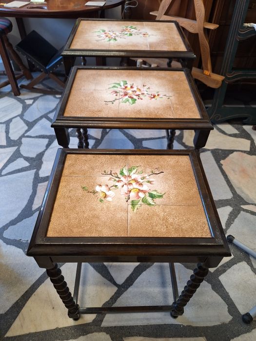 К - т три помощни масички с плочки