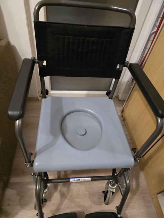 Scaun cu rotile si wc