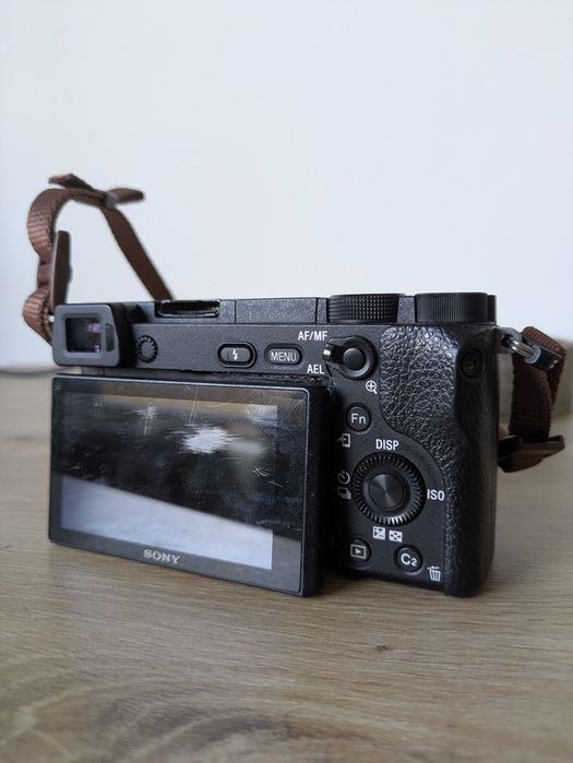 Sony a6300 Дигитална Камера в Отлично Състояние Перфектна за Видео | 4 Батерии, Аксесоари