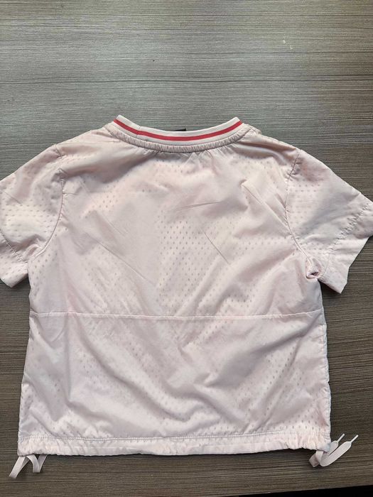 Спортен топ Nike, размер М за ръст до 146 см.