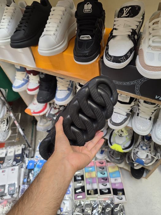 Adidasi versace chain reaction