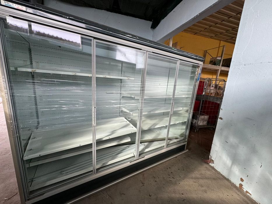 Vitrine frigorifice bauturi lactate mezeluri