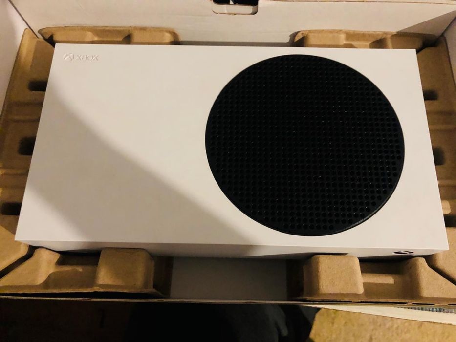 Продам Xbox series S в идеальном состоянии