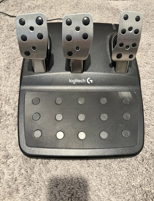 Logitech G29 с педали като нови, купени преди месеци и използвани адски малко