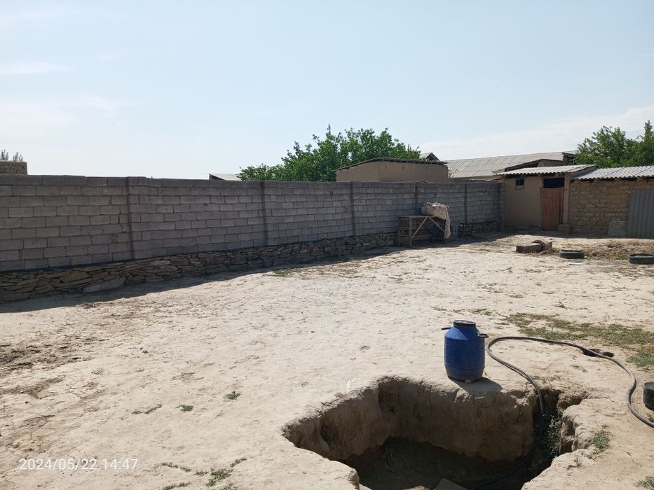 Уй сотилади участка 4 хонаси бор яшаш учун газ свет сув бор дакументла