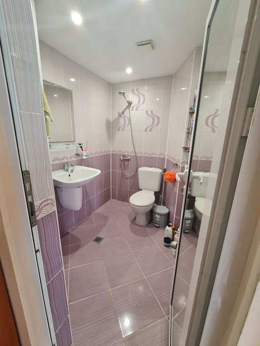 Дава се под наем Тристаен апартамент в Варна, Цветен квартал - 55 кв.м за 408 € - Снимка #1