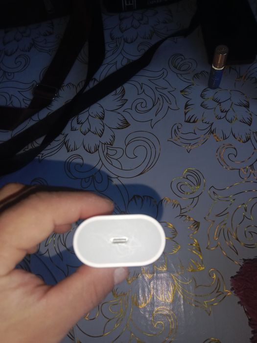 Продам зарядку на айфон оригинал