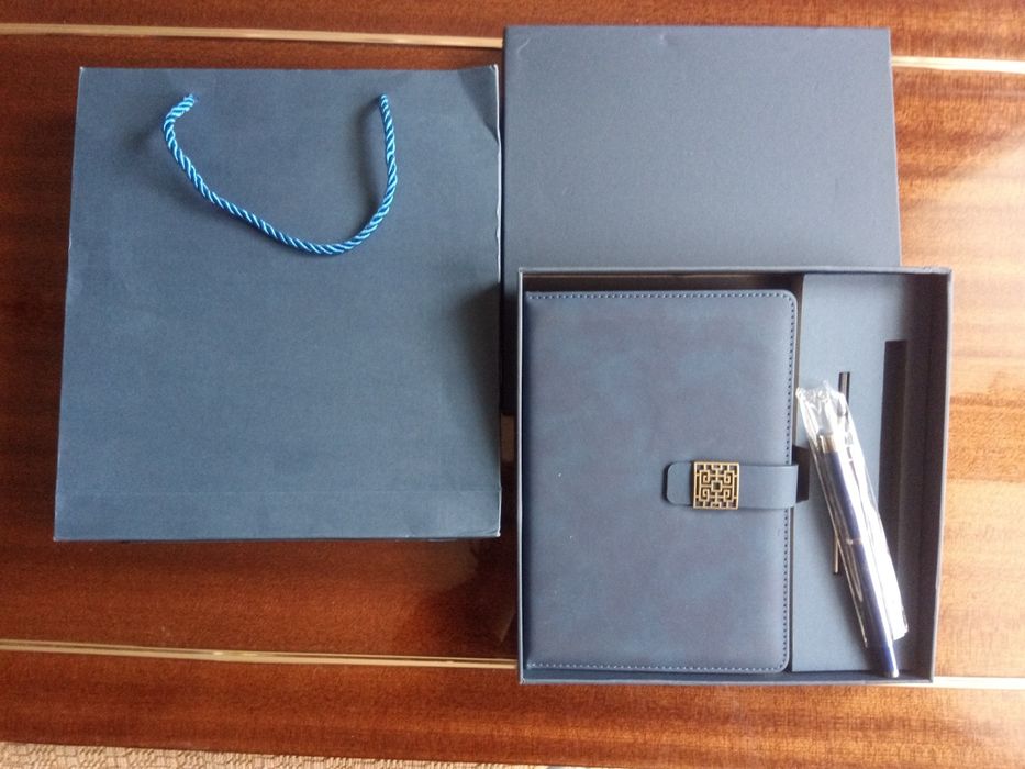 Подаръчен комплект тефтер и химикалка