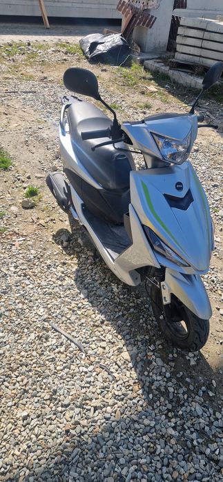 Vând scuter 5,800 negociabil