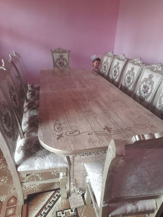 Mehmonlar kutish uchun Stol, stullar