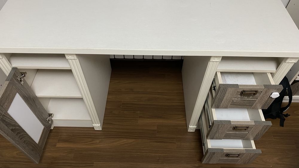 Письменный стол с ящиками и шкафчиком