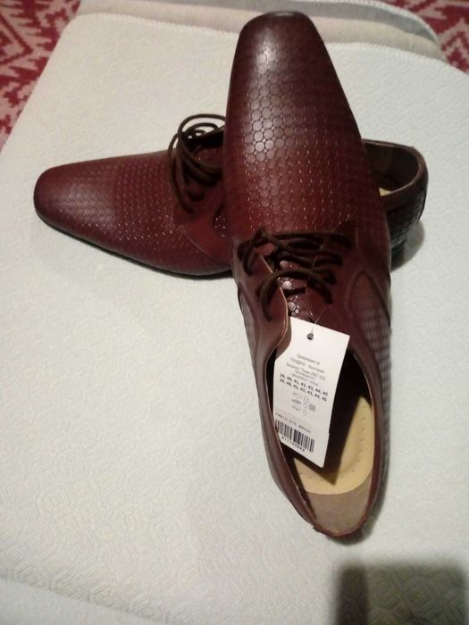 Нови много хубави кафяви обувки 42-43 номер