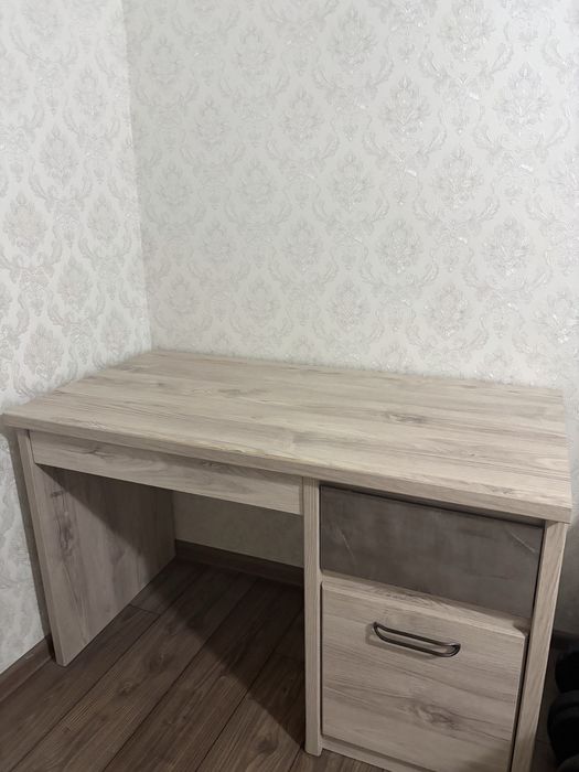 Продаю стол (с дефектами); Стол/үстел сатамын